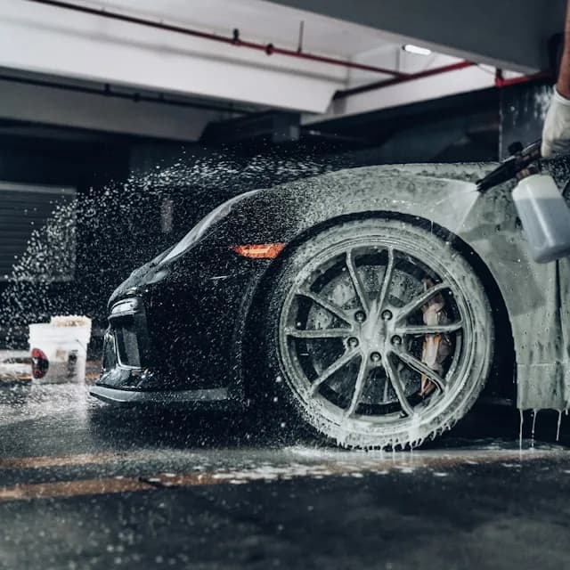 Lavage extérieur d'une voiture noire