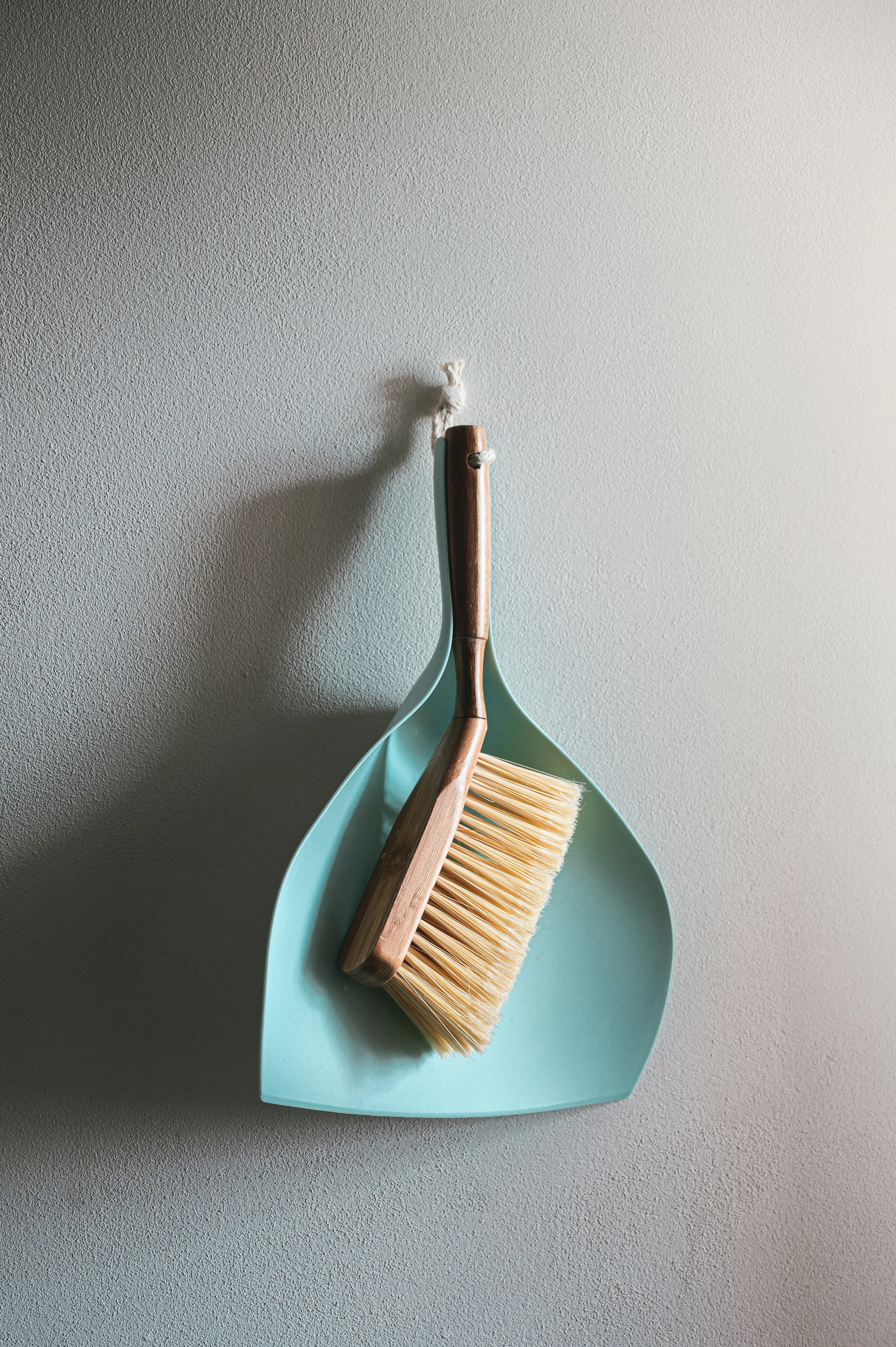 Accessoires de ménage accrochés au mur
